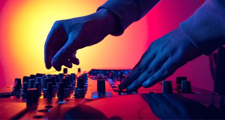 Lee más sobre el artículo El Futuro del DJ: Tendencias, Equipo y Sonidos que Definirán 2025 y 2026